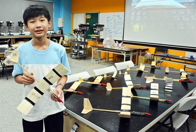 明正国中黄群富参加科工馆全国手掷机竞赛，以近乎完美表现，拿下赛事冠军。（林和生摄）