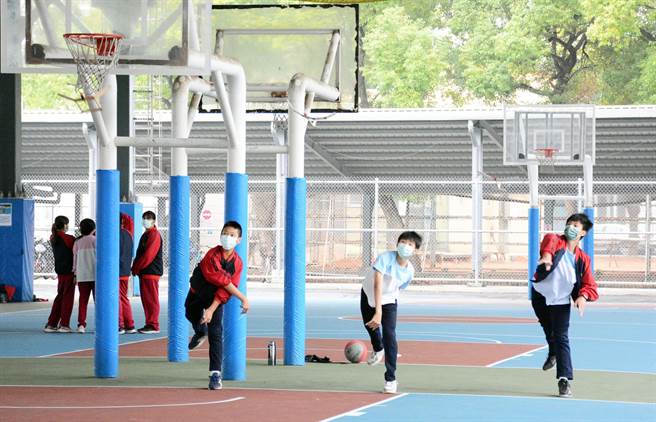 结合流体力学与牛顿力学的手掷机，明正国中在科工馆举办的全国赛表现出色，黄群富（中）拿下冠军殊荣。（林和生摄）