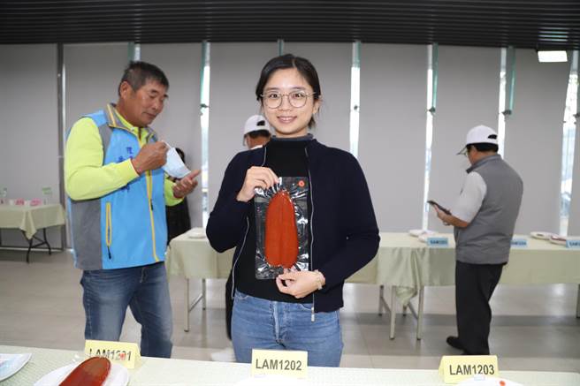 嘉义严选乌鱼子评鑑由鑫溶实业股份有限公司拿下7两以上组冠军。（张亦惠摄）