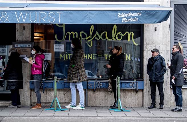 德國將頒布新一輪防疫限制，包括私人聚會限定10人以下、全國性關閉酒吧與舞廳。(圖／路透社)