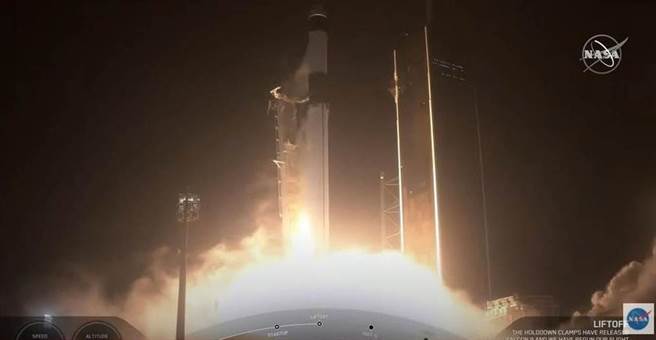 國輻中心參與太空實驗計畫，透過太空站補給船，將「類病毒顆粒」運往國際太空站進行結晶實驗，樣本已送抵美國NASA SpaceX，並在台灣時間今(21)日17點45分發射升空。(翻攝自NASA／李侑珊台北傳真)