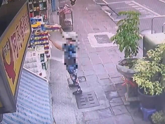 高雄一名妇人半年来到同一家偷3次同品牌卫生纸。（民眾提供）