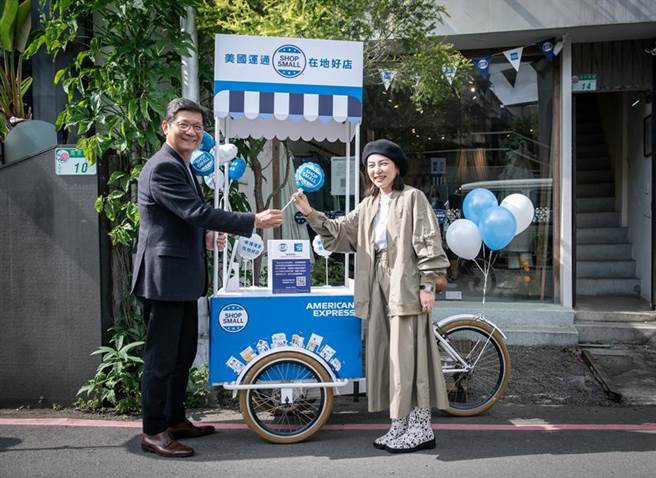 美國運通行動腳踏車於赤峰街巡遊，民眾與腳踏車拍照打卡可獲得精美贈品。左為台灣美國運通國際公司董事長暨總經理郭豐賓，右為美國運通「在地好店」合作特約商家AFAD負責人陳宣瑾。(圖／美國運通提供)
