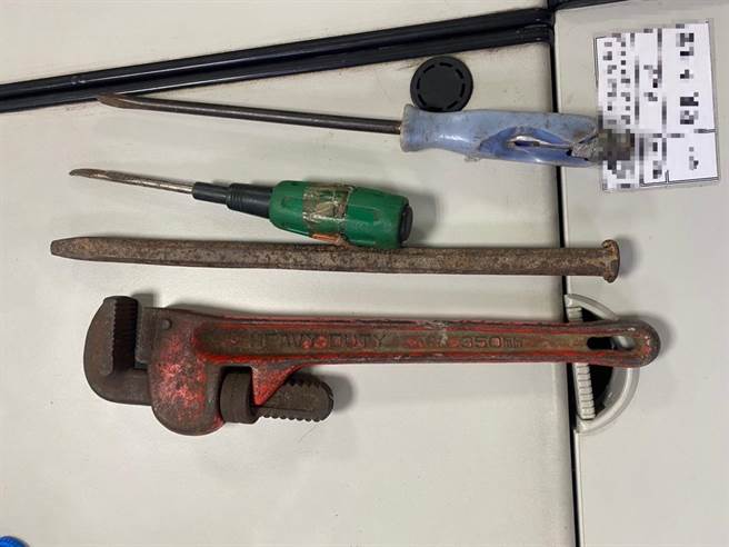 48歲張姓男子今年11月25日凌晨1時許，駕駛贓車前往新北市新店區長春路土地公廟偷竊香油錢。（葉書宏翻攝）