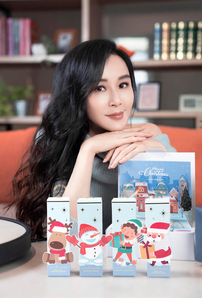 aquaEveryday品牌代言人蕭薔與聖誕限定保養禮盒。（aquaEveryday提供）