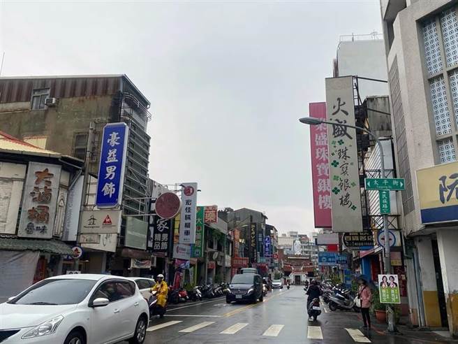 彰化市开化寺观音亭前中华路口至太平街口的民族路段两侧，已蝉联彰化县地王20年；不过随着商圈人潮移转，此区块已经多年没有实际交易变动，地价连6年冻涨。（资料照）