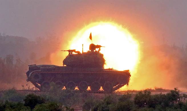 陆军装甲兵训练指挥部「战车排专精训练」，CM11战车击发炮弹场面相当震撼。（赵双杰摄）