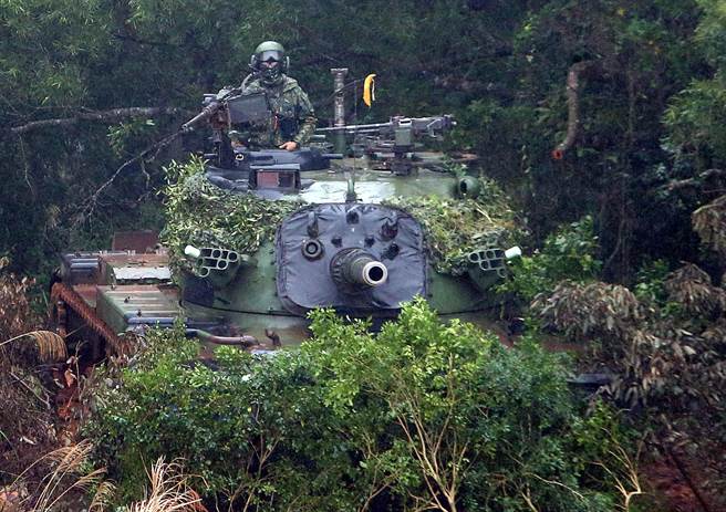 陆军装甲兵训练指「战车排专精训练」，CM11战车训练有素完成指定动作。（赵双杰摄）