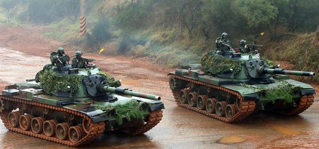 陆军装甲兵训练指「战车排专精训练」，CM-11战车训练有素完成指定动作。（赵双杰摄）