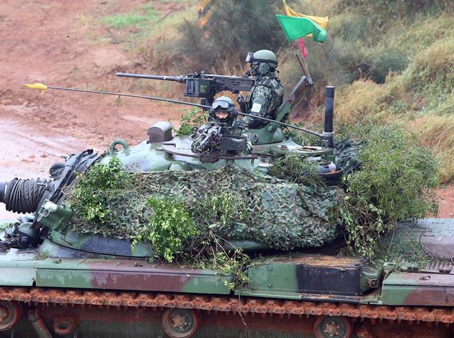 陆军装甲兵训练指挥部「战车排专精训练」，参加演训的国军精神抖擞地在战车炮塔上警戒。（赵双杰摄）