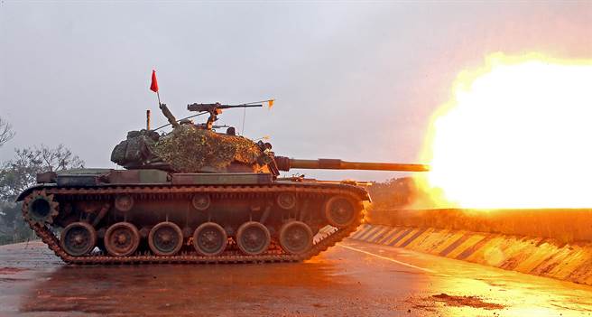 陆军装甲兵训练指挥部「战车排专精训练」，CM11战车击发炮弹场面相当震撼。（赵双杰摄）