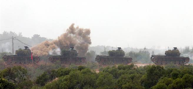 陆军装甲兵训练指挥部「战车排专精训练」，M60A3战车一字排开参加演训。（赵双杰摄）