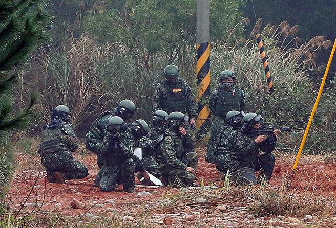 陆军装甲兵训练指挥部「战车排专精训练」，参加演训的国军在战地警戒。（赵双杰摄）