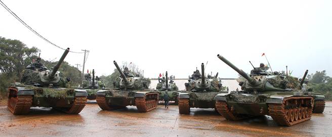 陆军装甲兵训练指挥部「战车排专精训练」，M60A3战车一字排开参加演训军容壮盛。（赵双杰摄）