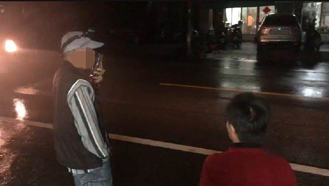 地震後玉井部分地區停電，民眾站在馬路上。（民眾提供）