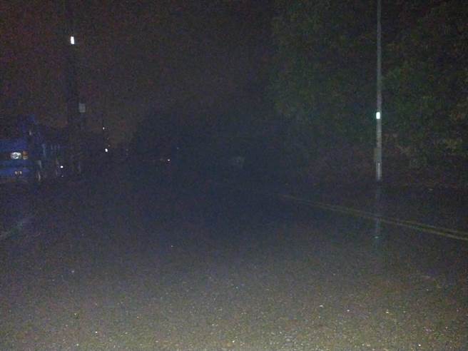 受地震影響，台南市楠西區大停電，街上一片漆黑。（讀者提供／劉秀芬台南傳真）