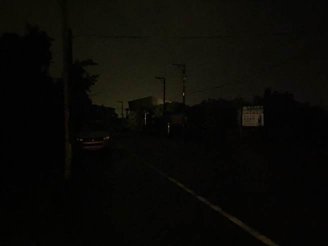 受地震影響，台南市楠西區大停電，街上一片漆黑。（讀者提供／劉秀芬台南傳真）