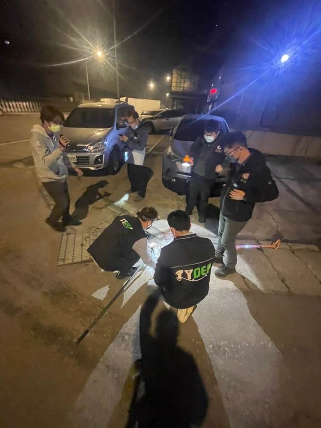桃园市环保局歷经4个月多次监测，16日晚间由环检警联手揪出不肖厂商偷排有害废液。（桃园市政府环保局提供／陈梦茹桃园传真）