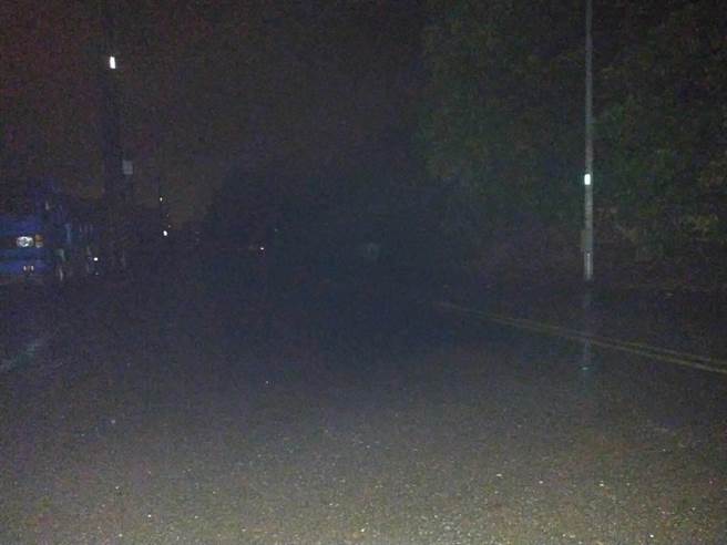 受地震影响，台南市楠西区大停电，街上一片漆黑。（读者提供／刘秀芬台南传真）
