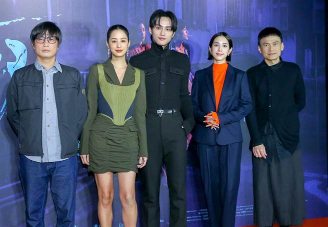 导演范扬仲（左起）率领演员莫允雯、范少勋、温贞菱、陈以文亮相。（粘耿豪摄）
