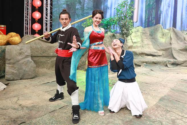 阿翔、浩子跟苏晏霈一起演爆笑短剧「武松祥虎」。（民视提供）