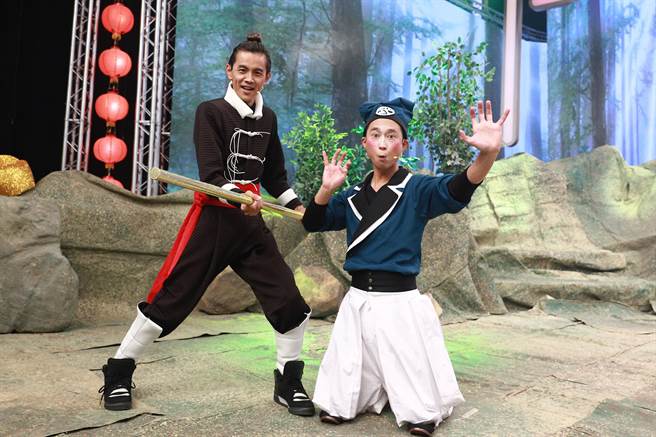 阿翔、浩子分别饰演武松、武大郎。（民视提供）