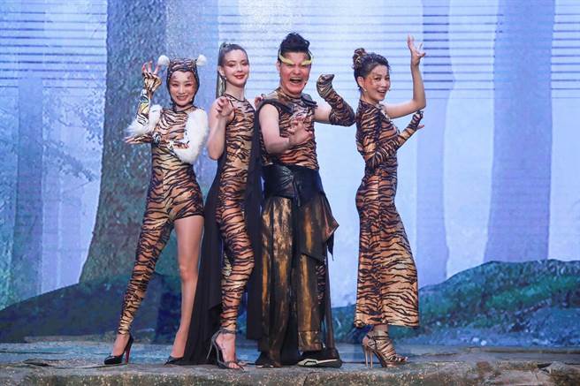 王中皇、赖芊合、谢京颖与安妮扮老虎。（民视提供）