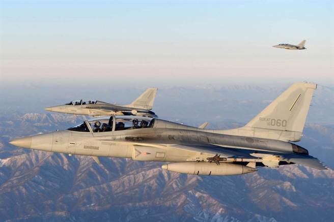 韩国T-50/FA-50教练/战斗/攻击机，虽然有点「高不成低不就」，但是对国家衝突较小的开发中国家也算够用。(图/KAI)