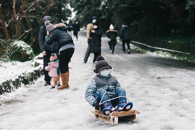 中央氣象局表示，周六(25日)耶誕節當天大陸冷氣團或強烈大陸冷氣團南下，各地高山地區有機會下雪。(資料照/郭吉銓攝）