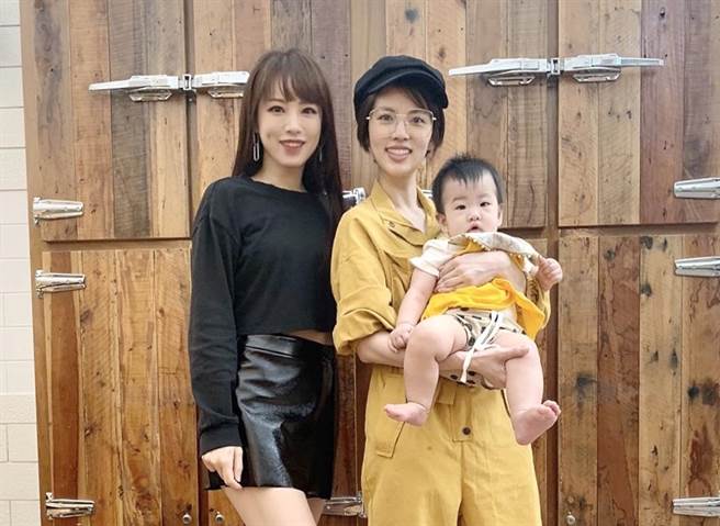 阿诺响应朱蕾安发起的二手衣物义卖。（靠边走艺术空间提供）