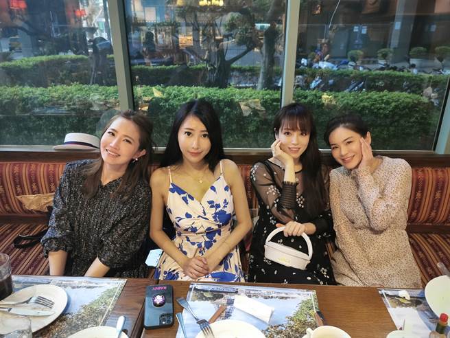 谢忻、锺以希、朱蕾安、陈沂，举行千件商品耶诞义卖会。（靠边走艺术空间提供）