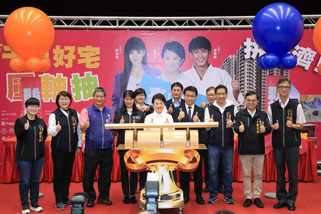 2021台中购物节总计登录消费总金额破291亿元，APP累积下载次数也一举突破109万次，整整为去年的3倍。（中时摄）