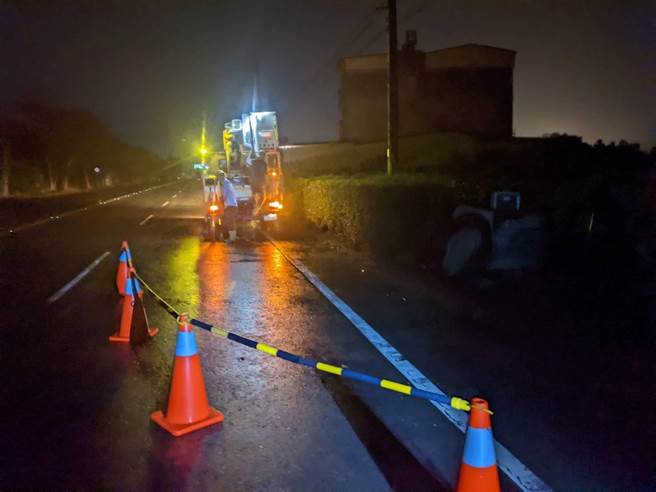 台電員工冒雨搶修。(台電提供／劉秀芬台南傳真)