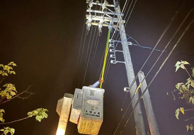 台電員工冒雨搶修。(台電提供／劉秀芬台南傳真)