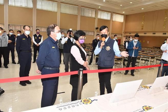 彰化縣警察局長吳坤旭（左起）陪同彰化縣長王惠美，聽取刑警大隊說明藉由警方建置「天眼防衛網」監視系統的科技辦案成果。（彰化縣警局提供／謝瓊雲彰化傳真）