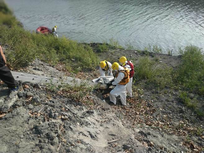 今年10月29日，東螺溪埔鹽段發現一具男性浮屍，屍體已腫脹難辨且部分已經腐爛，身上被層層黑色塑膠袋包覆還綁上空心磚；檢警查出死者身分是家住北部的51歲張姓男子，進而火速偵破是殺人命案。（資料照）