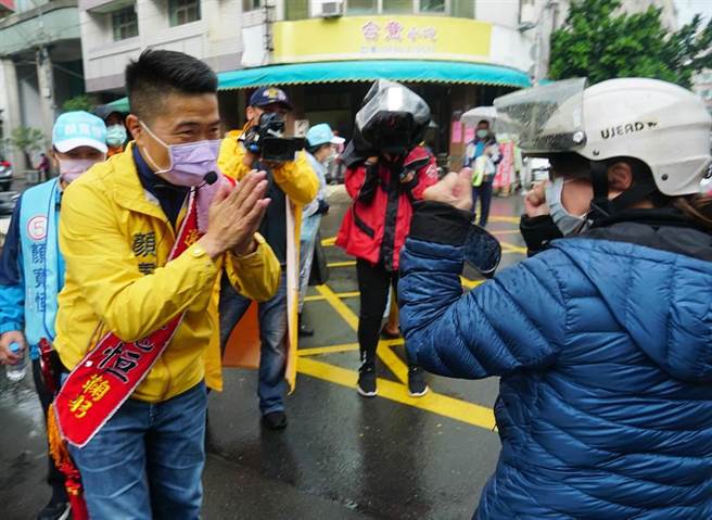 台中市第2选区立委补选，国民党候选人顏宽恒21日前往雾峰市场徒步拜票，民眾对他高喊加油。（黄国峰摄）