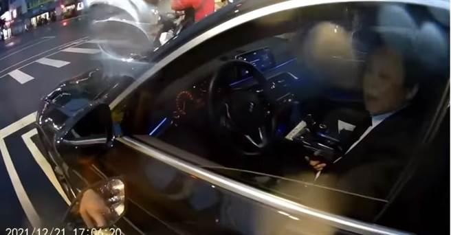 台北市議員王世堅違規將車輛停在機車停等區，遭到一名機車騎士檢舉。（翻攝照片）