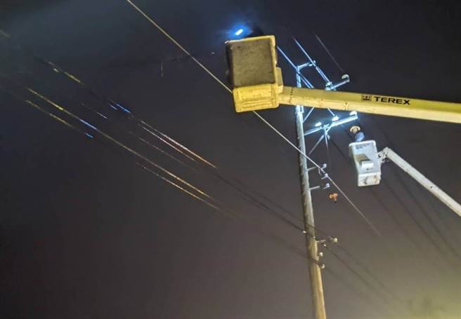 台电员工冒雨抢修线路。（台电提供／刘秀芬台南传真）