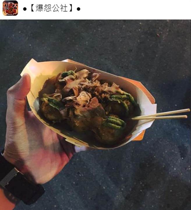 排到人氣章魚燒慘被路人「戳了就吃」。（翻攝臉書私密社團《●【爆怨公社】●》）