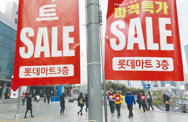 韓國人均國民所得毛額雖創最高值，不過在物價上漲打擊下，弱勢族群更難生存，社會兩極化現象益發明顯。圖／美聯社