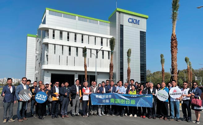 台湾轻钢架工程协会在创会理事长韦春发带领下，12月16日参访青钢应材台南树谷新厂，对该厂导入自动化生产留下深刻印象；图为参访团合影。图／叶圳辙