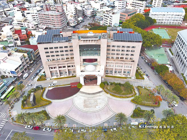 鑫盈能源集团协力推动，台中市政府绿能屋顶计画达成率超标。图／业者提供