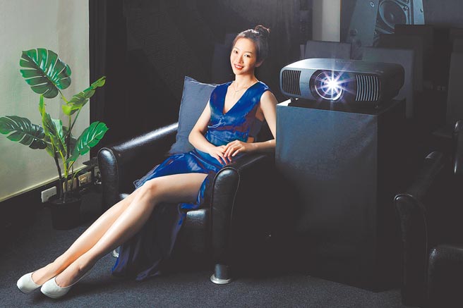 Epson旗舰4K家庭剧院投影机EH-LS12000B于第42届台北国际音响暨艺术大展中亮相，带给影音发烧友们最顶级的视觉飨宴。图／业者提供