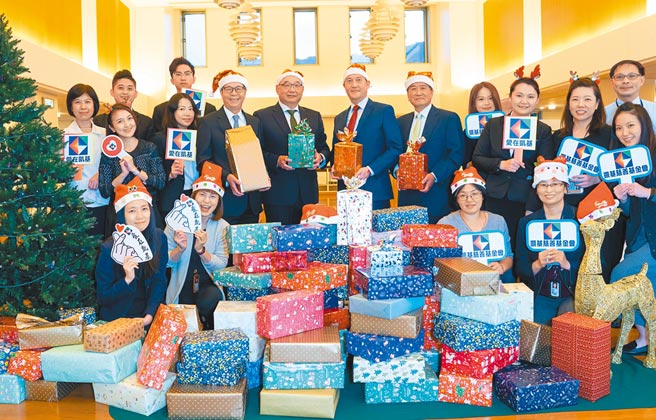 凯基证券董事长许道义（后排左四起）、总经理方维昌、凯基慈善基金会董事长蒋友松、执行长曾锦隆与同仁送爱心礼物鞋盒，让偏乡学童度过耶诞佳节。图／凯基证券