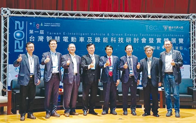 「新能源电动车产业技术论坛」邀请中兴大学工学院院长杨明德、车辆中心副总廖学隆、云林科大副校长苏纯缯、台湾电动绿能协会理事长蔡裕庆、彰师大教授陈良瑞等人共同交流讨论。图／谢易晏