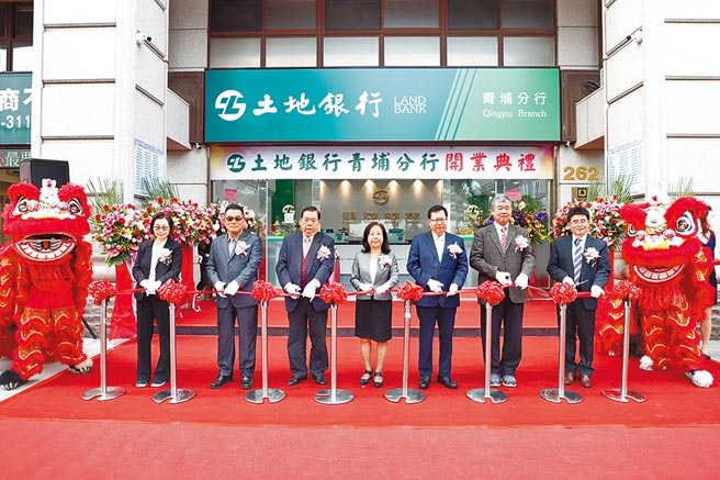 剪綵儀式由青埔分行經理鍾煒豐（右起）、與宜雄建設董事長賴森源、桃園市長鄭文燦、土地銀行董事長謝娟娟、威均建設董事長陳滄潮、日褘紡織董事長莊隆乾及土銀副總經理唐錦雲共同主持。圖／土銀提供