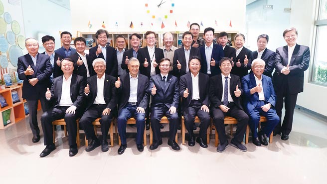 TPCA理事长李长明（前排右四）与所有理监事合照，祝2021 TPCA Show圆满成功。图／台湾电路板协会提供