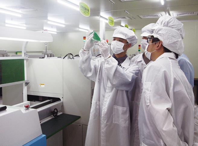 龙华科大3D数位电路板设计暨智慧制造类产线工厂与业界同步，学生在产线由业师指导实作。图／龙华科大提供