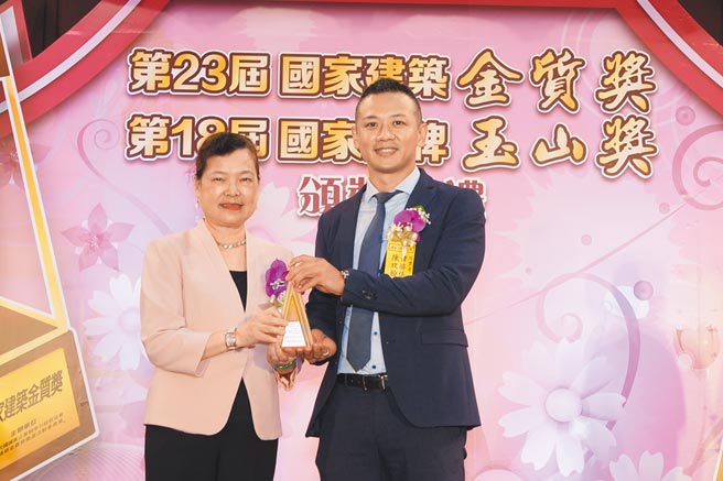 伟胜仪器工业荣获第18届国家品牌玉山奖，总经理陈玟翰（右）代表公司接受经济部长王美花颁赠「杰出企业领导人」至高荣誉奖肯定；近年伟胜仪器工业在陈总经理带领下已成为国家级奖项的常胜军。图／傅秉祥